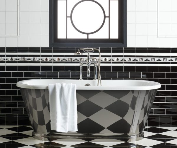 Original-Style_Artworks_Manhattan-White-border-6490-with-Jet-Black-Brilliant-White-with-Tileworks-Illusion-White-Fantasy-Black-floor-scaled